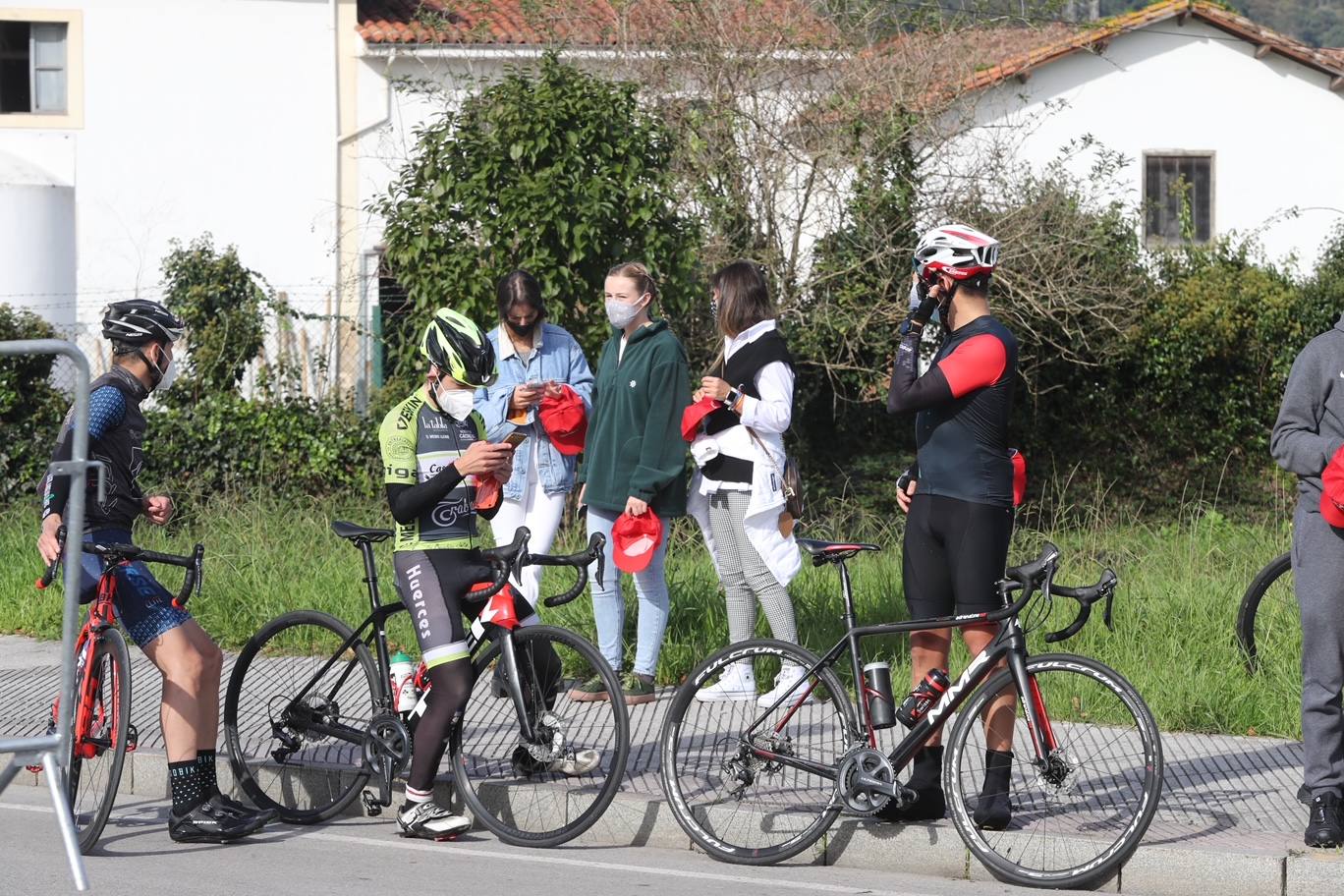 Con cierto retraso por una protesta de los corredores de INEOS y sin apenas público. Así ha comenzado en Villaviciosa la primera etapa por Asturias de la Vuelta 2020.