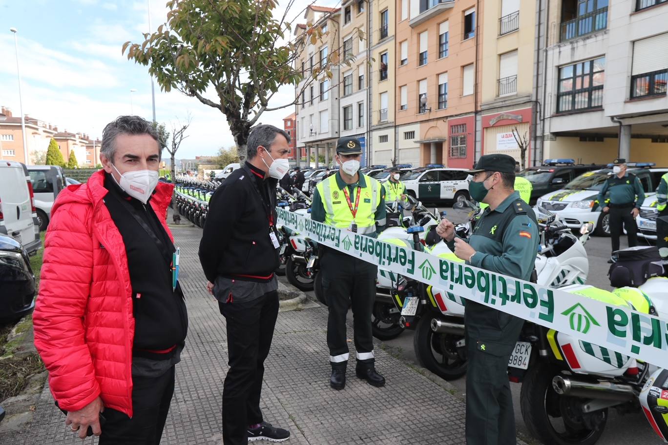 Con cierto retraso por una protesta de los corredores de INEOS y sin apenas público. Así ha comenzado en Villaviciosa la primera etapa por Asturias de la Vuelta 2020.