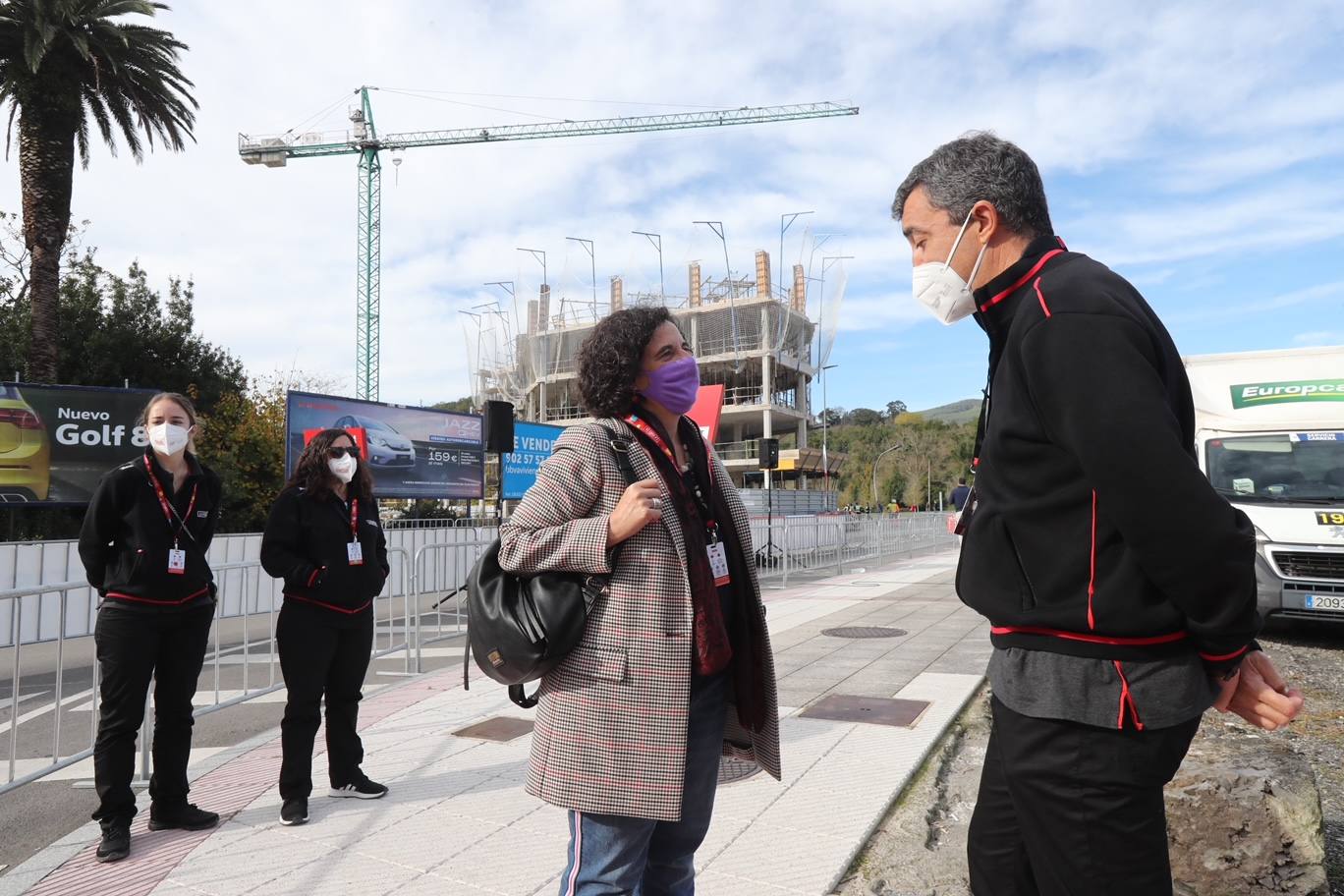 Con cierto retraso por una protesta de los corredores de INEOS y sin apenas público. Así ha comenzado en Villaviciosa la primera etapa por Asturias de la Vuelta 2020.