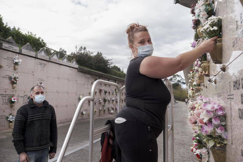 La situación sanitaria provocó que este año se registrase una menor afluencia de personas en los cementerios asturianos en el Día de Difuntos. La mayoría optó por seguir las recomendaciones de las autoridades sanitarias de escalonar las visitas.