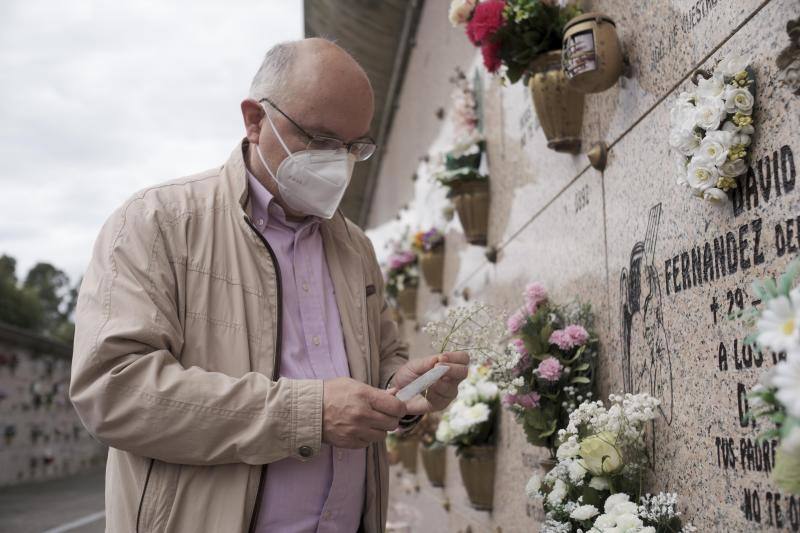 La situación sanitaria provocó que este año se registrase una menor afluencia de personas en los cementerios asturianos en el Día de Difuntos. La mayoría optó por seguir las recomendaciones de las autoridades sanitarias de escalonar las visitas.