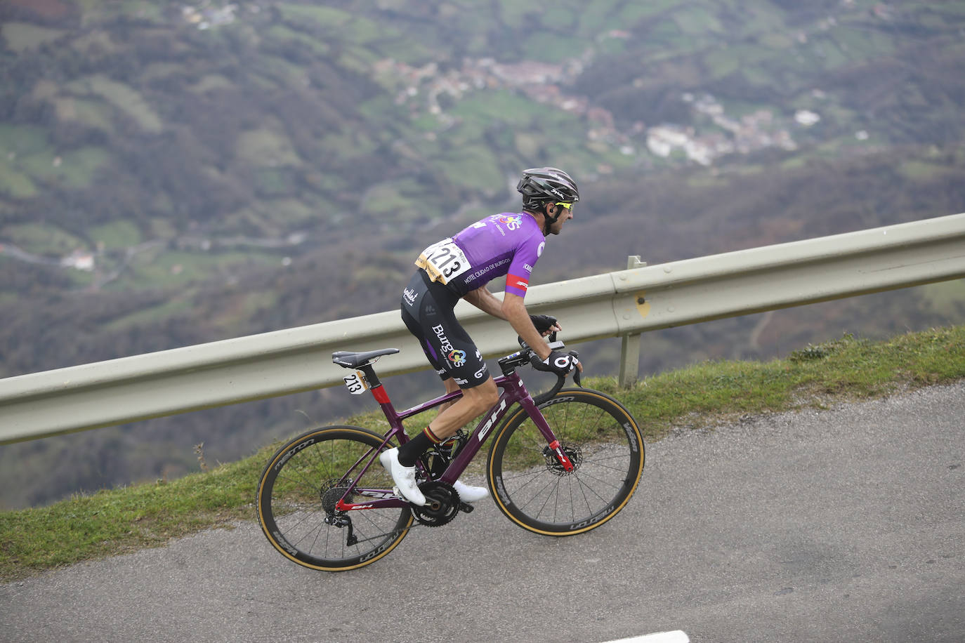 Segunda jornada de la Vuelta Ciclista en tierras asturianas, que transcurrió entre Pola de Laviana y L'Angliru.