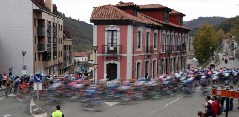 Segunda jornada de la Vuelta Ciclista en tierras asturianas, que transcurrió entre Pola de Laviana y L'Angliru.