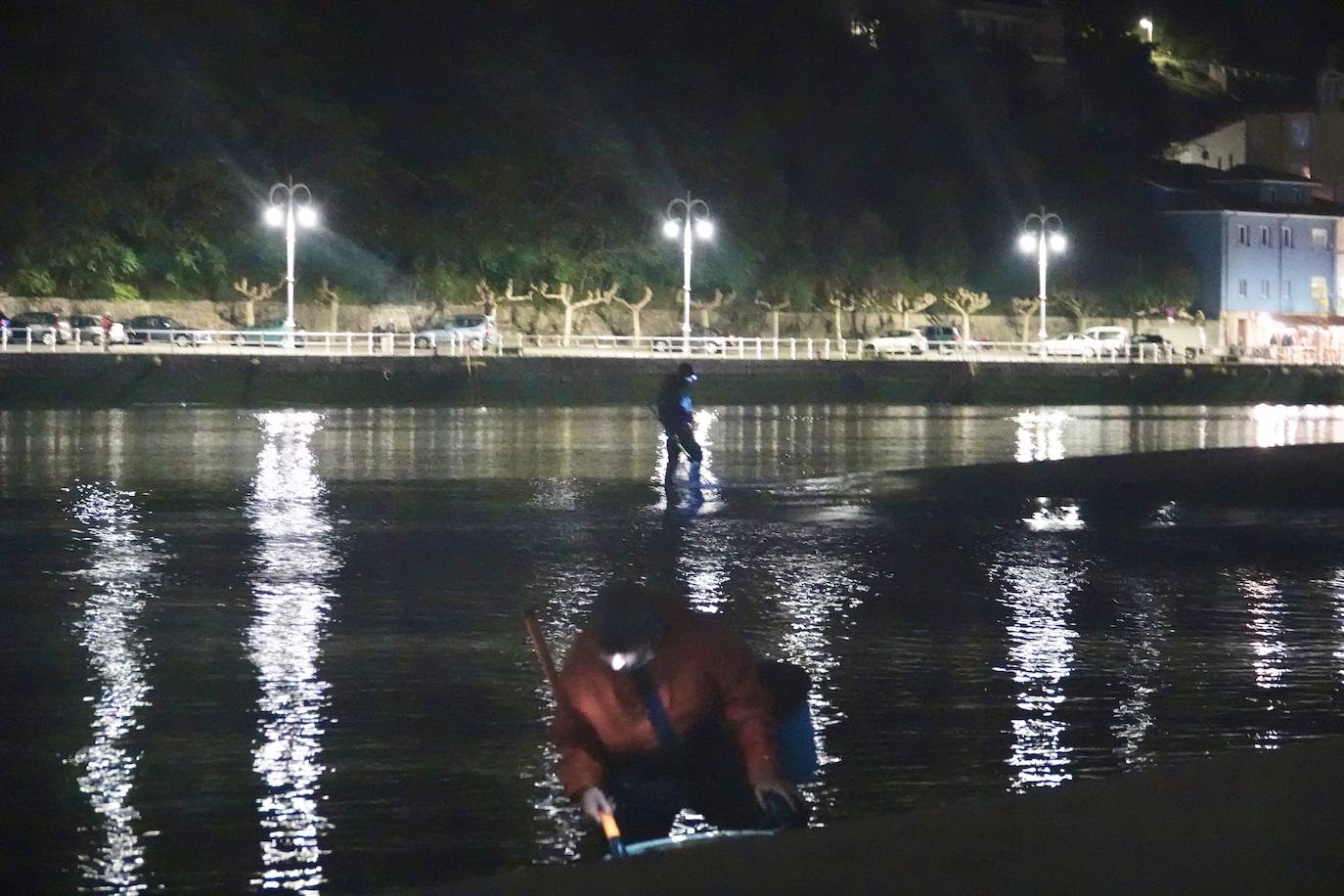 Este domingo dio comienzo la campaña de angula en Ribadesella. En el sector hay mucha preocupación por los bajos precios que puede alcanzar ante las continuas amenazas de confinamiento y la situación de la hostelería.