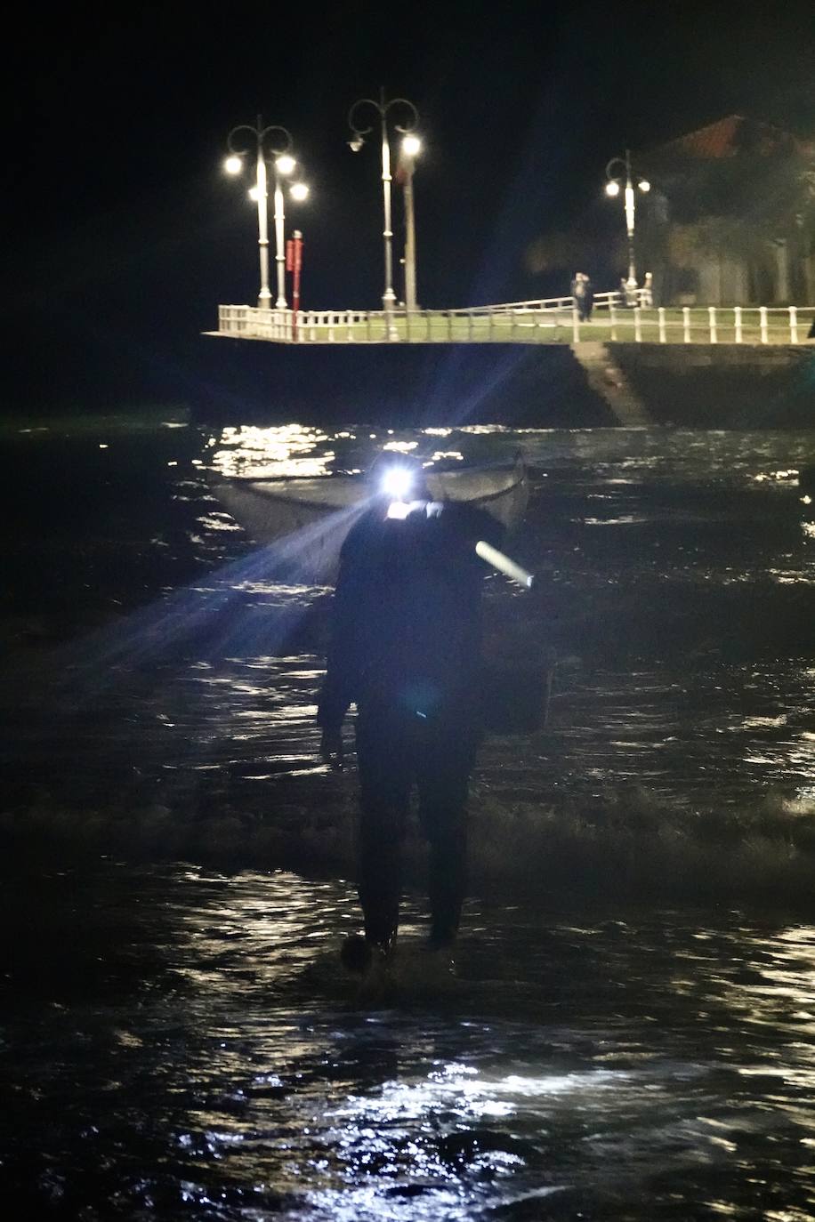 Este domingo dio comienzo la campaña de angula en Ribadesella. En el sector hay mucha preocupación por los bajos precios que puede alcanzar ante las continuas amenazas de confinamiento y la situación de la hostelería.