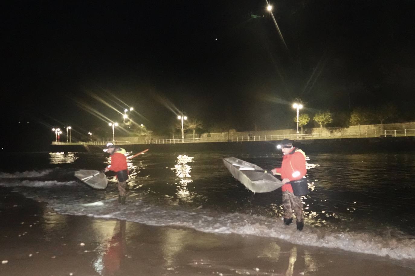 Este domingo dio comienzo la campaña de angula en Ribadesella. En el sector hay mucha preocupación por los bajos precios que puede alcanzar ante las continuas amenazas de confinamiento y la situación de la hostelería.
