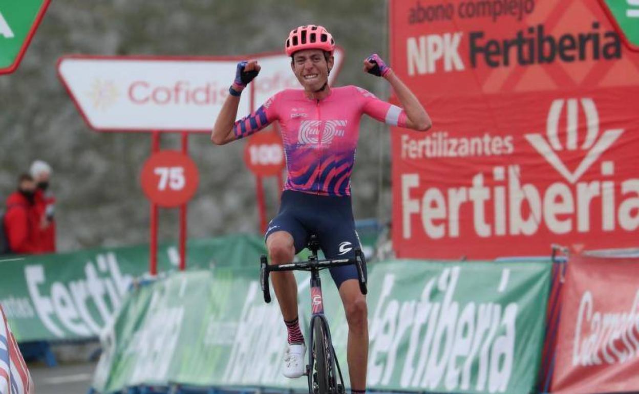 El británico Hugh Carthy celebra su victoria en la duodécima etapa de la Vuelta a España. 