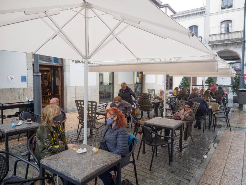 Los hosteleros asturianos muestran su «indignación» por el anuncio del Gobierno regional de cerrar sus negocios a partir de la medianoche de este martes. Muchos de ellos se verán obligados a reinventarse y optarán por servir comida a domicilio.