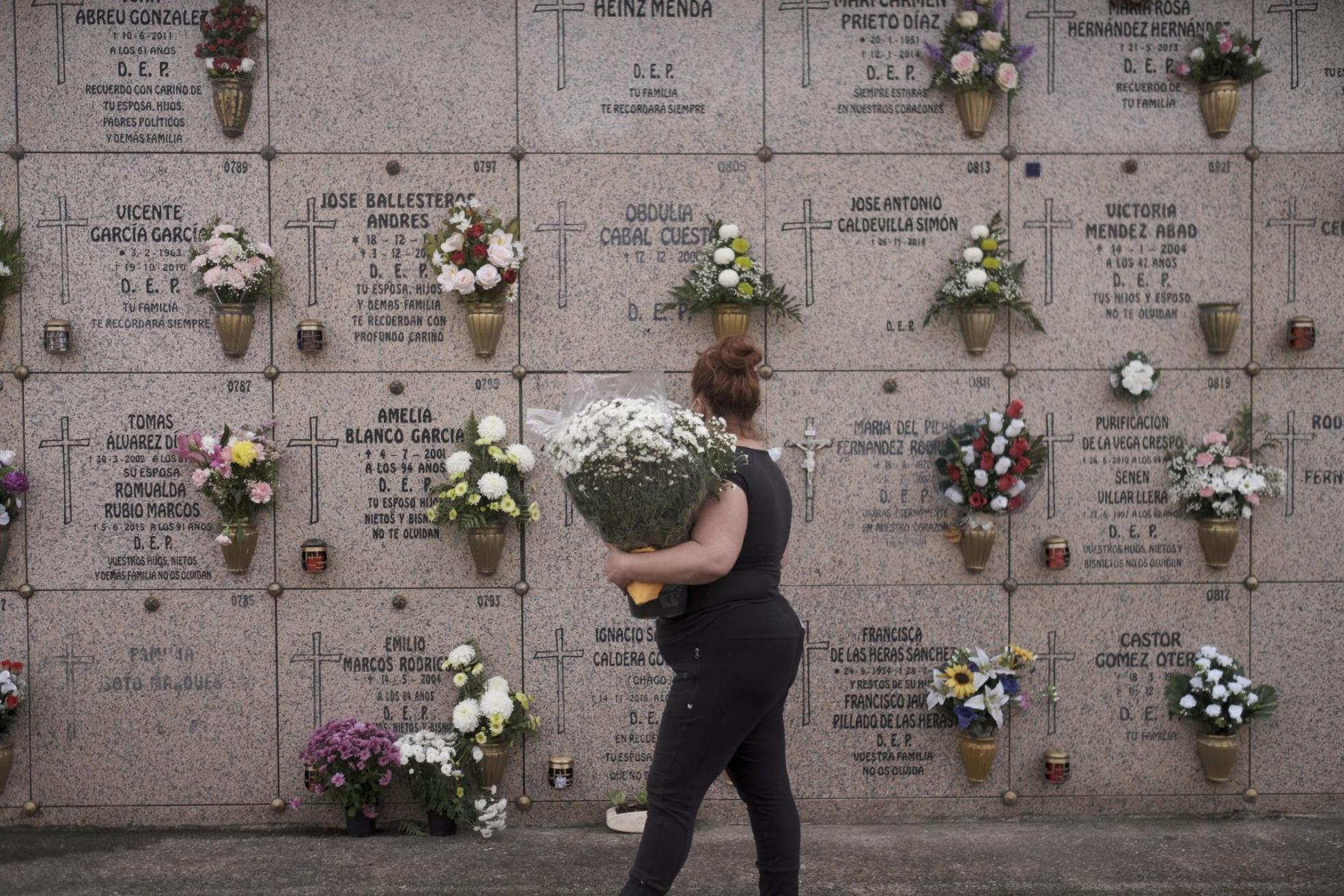 Isabel Menéndez se acercó a visitar a varios familiares al cementerio de Deva. 