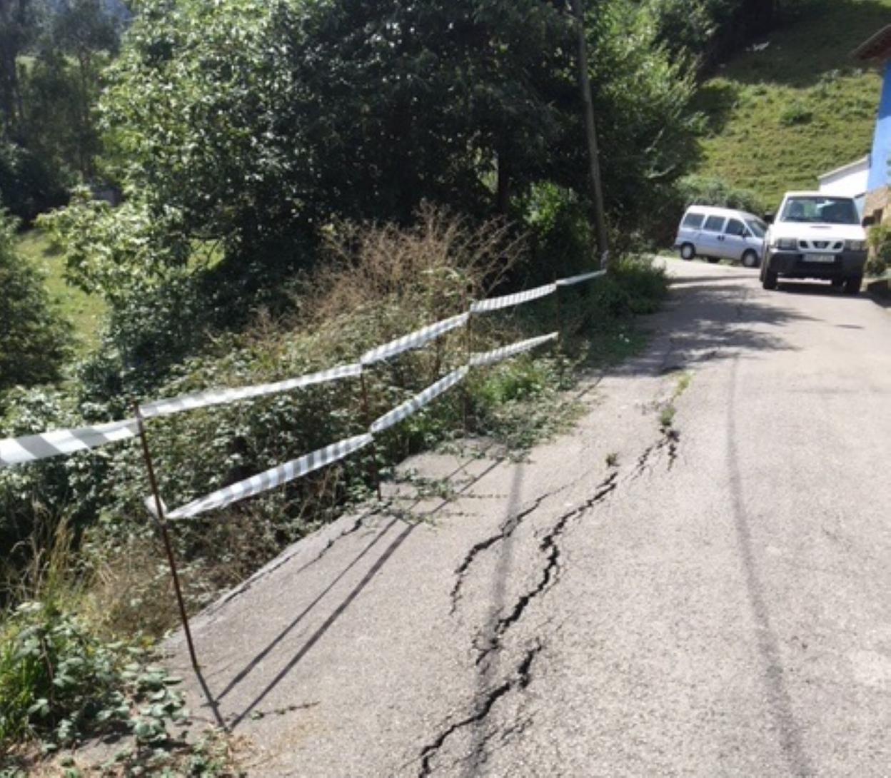 La carretera de la Cabaña, parcialmente cortada. 
