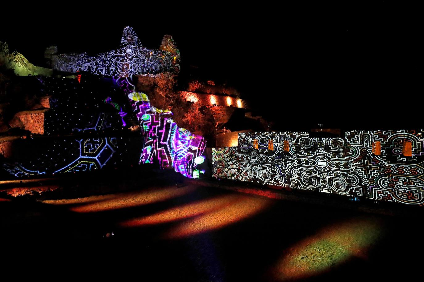 La reapertura de Machu Picchu, principal atracción turística de Perú, tras siete meses de cierre por la pandemia de la covid 19, se ha celebrado entre luces y color con una espectacular puesta en escena