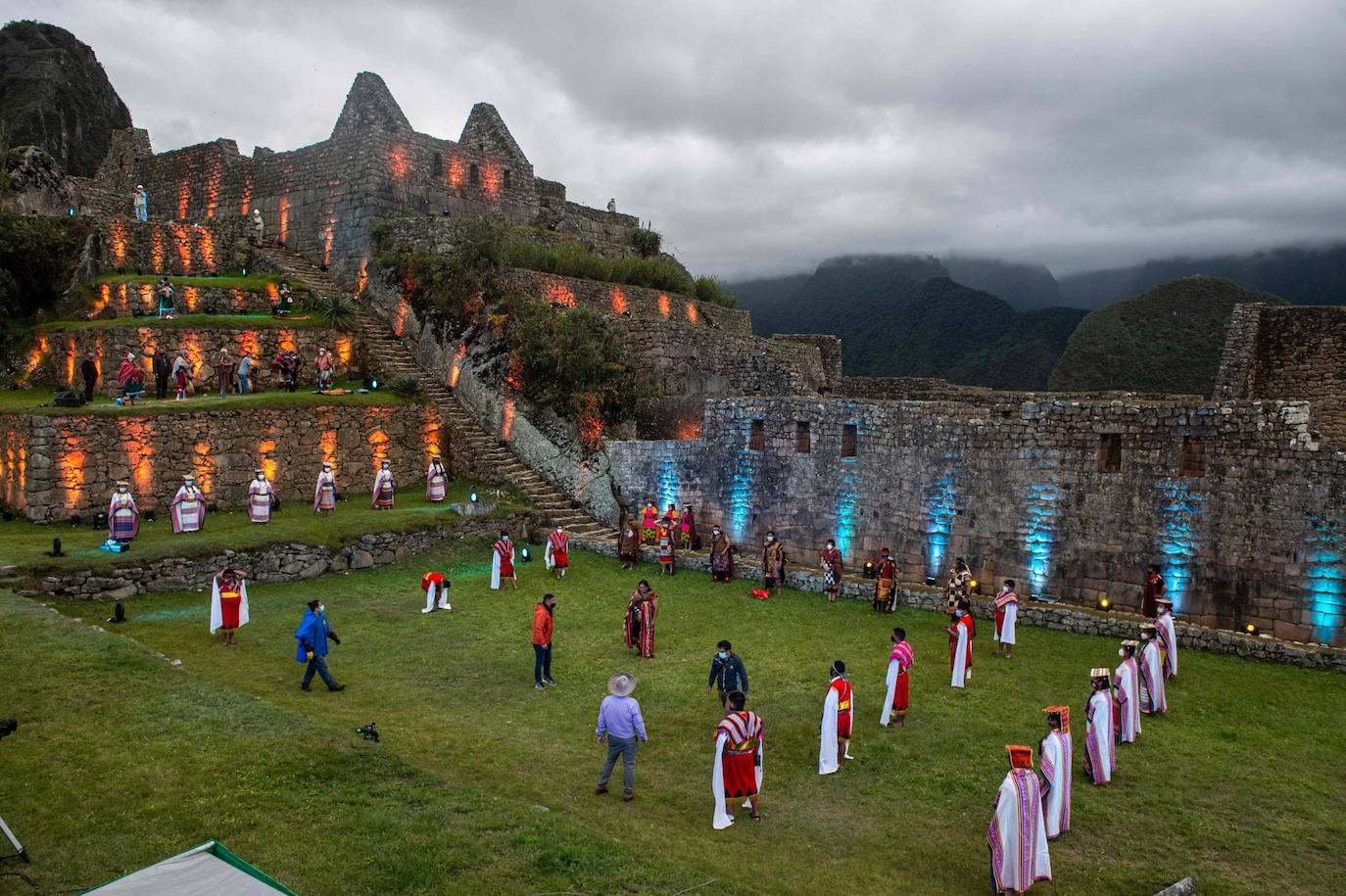 La reapertura de Machu Picchu, principal atracción turística de Perú, tras siete meses de cierre por la pandemia de la covid 19, se ha celebrado entre luces y color con una espectacular puesta en escena