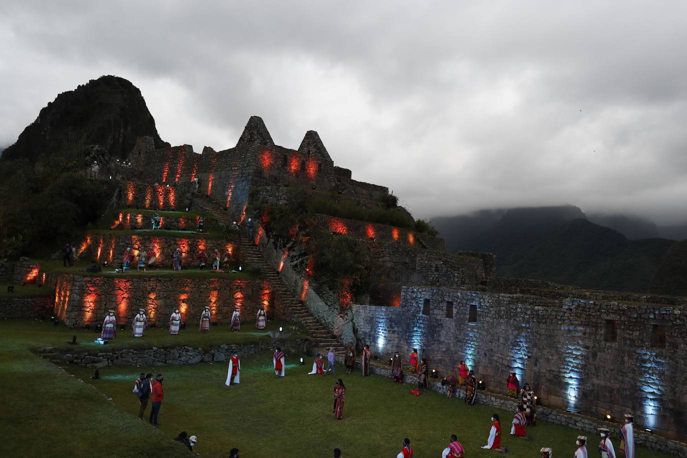 La reapertura de Machu Picchu, principal atracción turística de Perú, tras siete meses de cierre por la pandemia de la covid 19, se ha celebrado entre luces y color con una espectacular puesta en escena