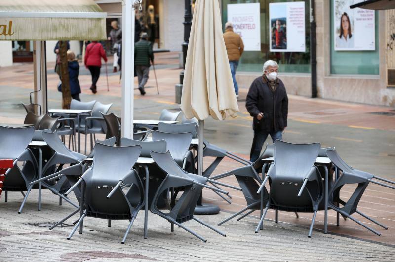 La hostelería y el comercio de la región bajaron este martes la persiana hasta el próximo día 18 de noviembre. Algunas establecimientos comerciales advirtieron a sus clientes de que iban a seguir abiertos, al considerarse negocios esenciales.