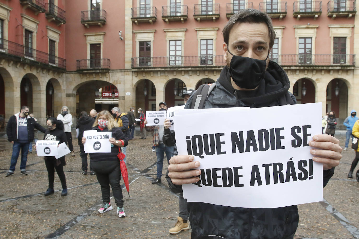 Decenas de hosteleros se manifiestan en Gijón para reclamar ayudas para su sector