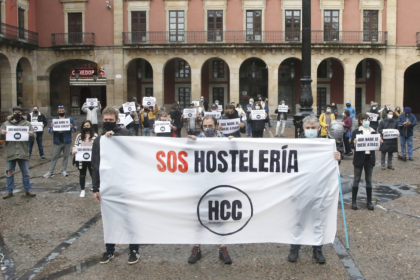 Decenas de hosteleros se manifiestan en Gijón para reclamar ayudas para su sector