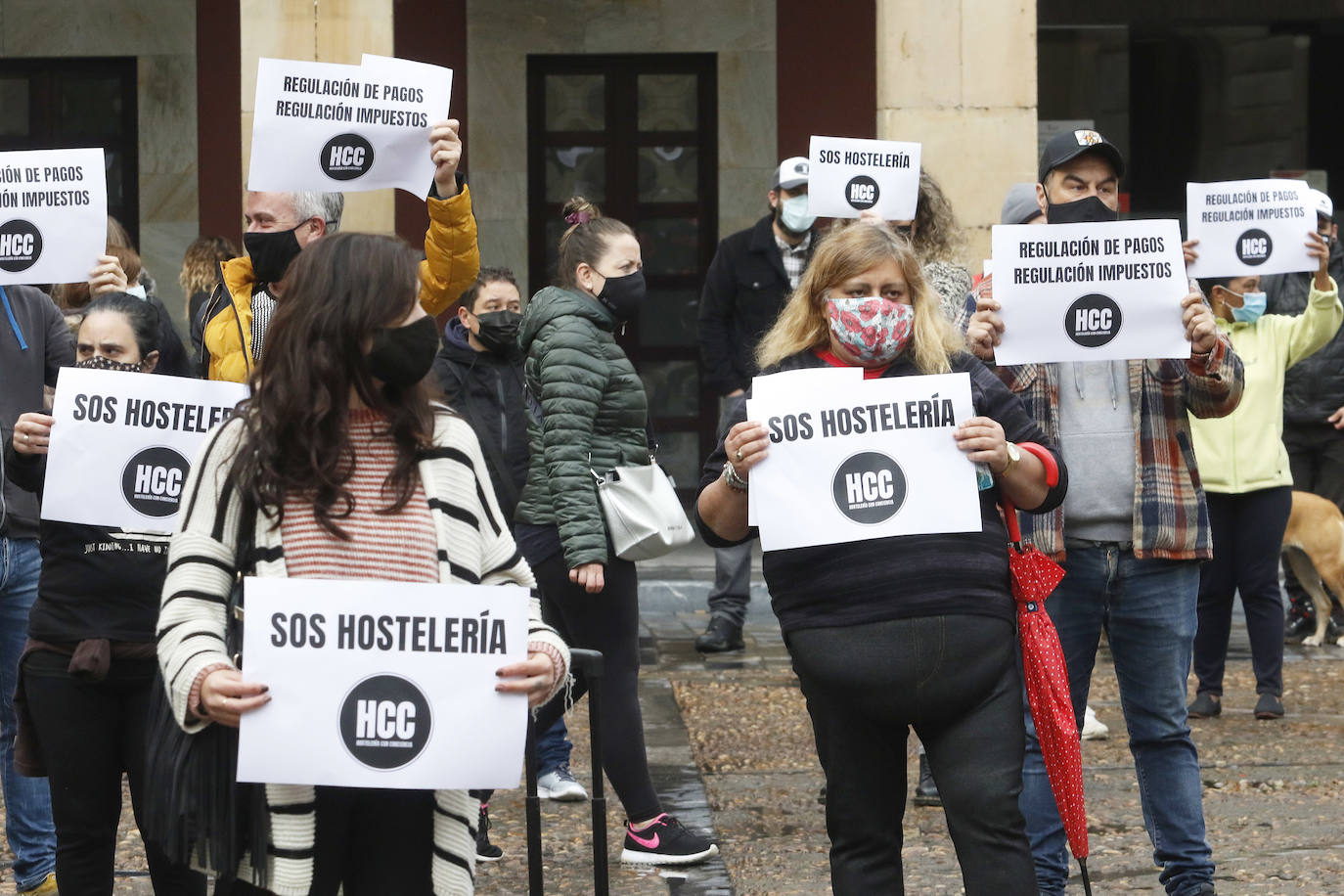 Decenas de hosteleros se manifiestan en Gijón para reclamar ayudas para su sector