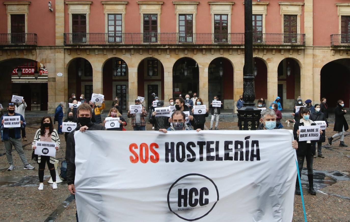 Decenas de hosteleros se manifiestan en Gijón para reclamar ayudas para su sector
