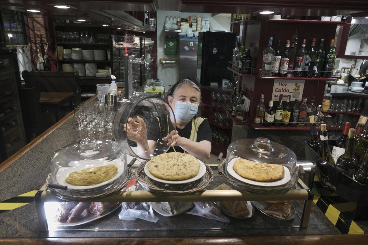 Flor Ortea regenta Casa Baizán, en la calle Corrida. A partir de mañana comenzará a servir a domicilio para compensar el cierre. 