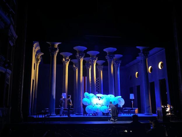 Uno de los ensayos de la Ópera de Oviedo, donde ayer los cantantes continuaron con las pruebas de vestuario y maquillaje de 'Madama Butterfly'. En el vídeo, las nuevas anunciadas en Asturias.