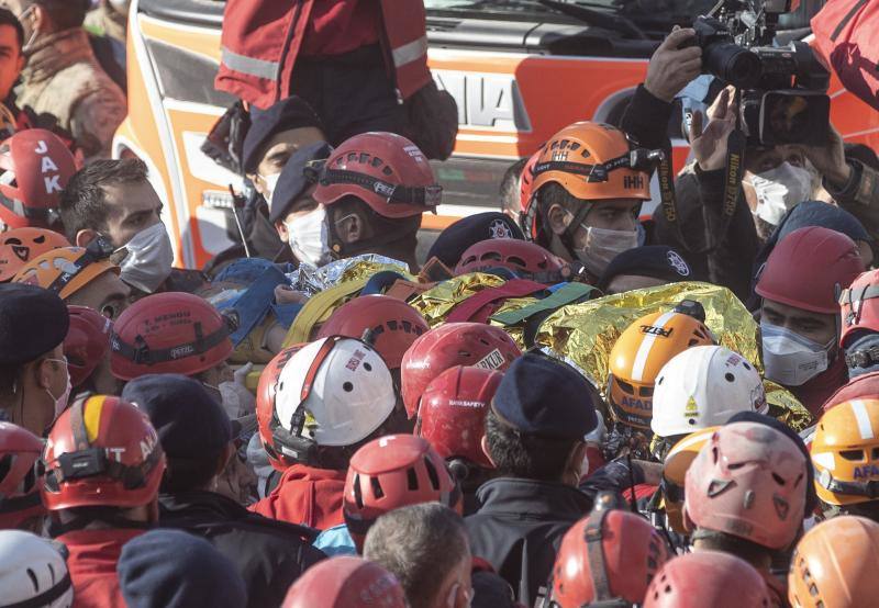 Una niña de 4 años, Ayda Gezgin, fue rescatada con vida este martes después de pasar casi cuatro días bajo los escombros en la ciudad costera de Esmirna (Turquía), la más afectada por el terremoto de magnitud 6,8 que se registró el viernes frente a la costa Egea. 