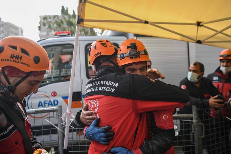 Una niña de 4 años, Ayda Gezgin, fue rescatada con vida este martes después de pasar casi cuatro días bajo los escombros en la ciudad costera de Esmirna (Turquía), la más afectada por el terremoto de magnitud 6,8 que se registró el viernes frente a la costa Egea. 