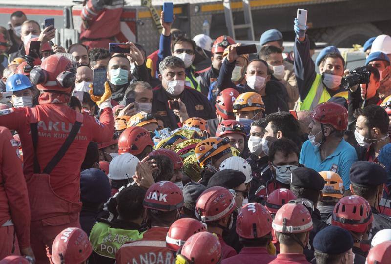 Una niña de 4 años, Ayda Gezgin, fue rescatada con vida este martes después de pasar casi cuatro días bajo los escombros en la ciudad costera de Esmirna (Turquía), la más afectada por el terremoto de magnitud 6,8 que se registró el viernes frente a la costa Egea. 