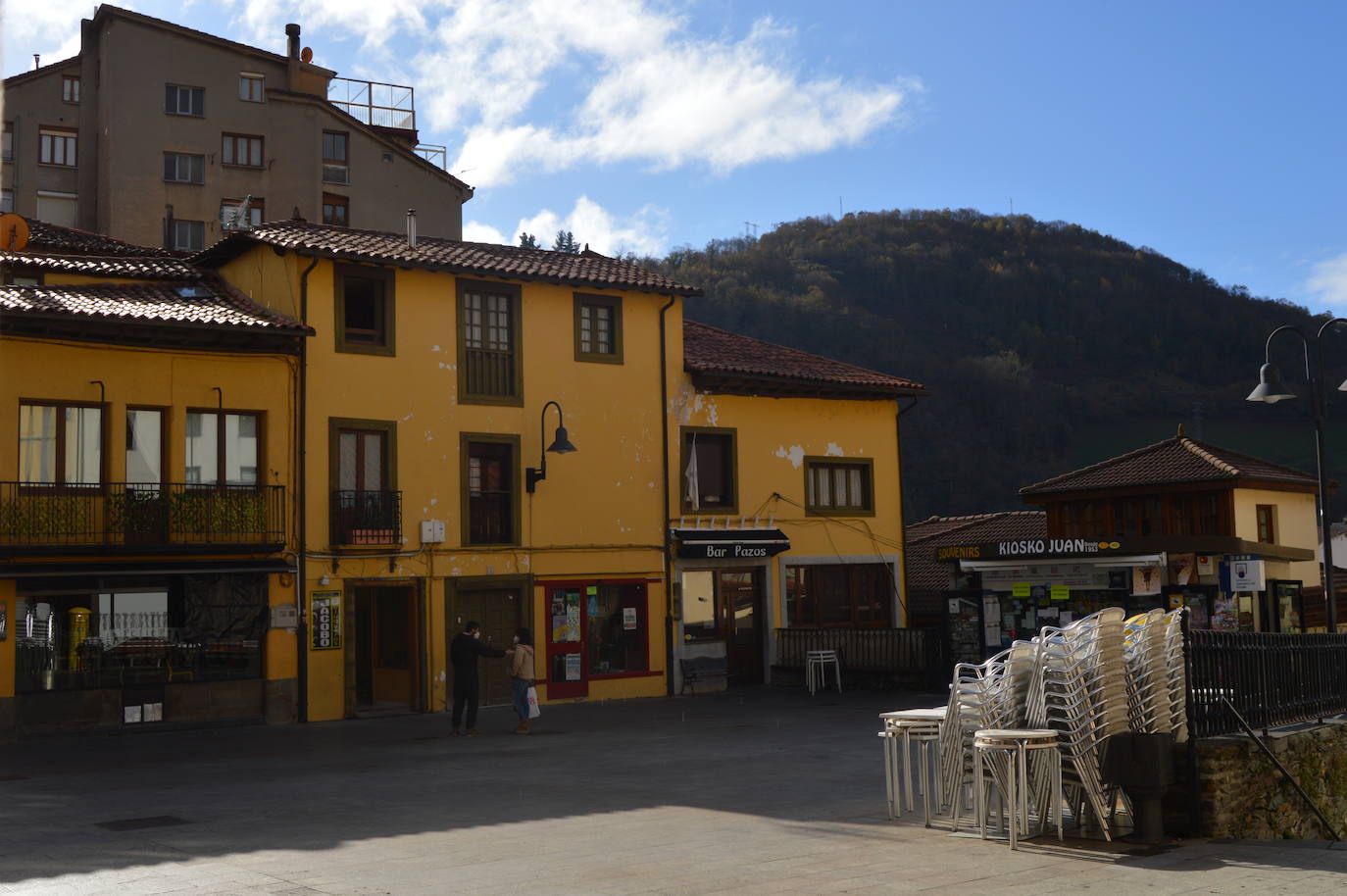 Asturias ha amanecido con una inusual imagen y lo hará al menos durante dos semanas. Este miércoles los establecimientos hosteleros y los negocios considerados como «no esenciales» no abrieron sus puertas a causa de las nuevas medidas decretadas por el Gobierno del Principado para tratar de frenar la segunda ola de la pandemia de coronavirus. Pese a que por el momento no se ha decretado un confinamiento domiciliario, el cierre de bares y negocios ha provocado que solo unas pocas personas se decidieran a pasear por las calles asturianas. 