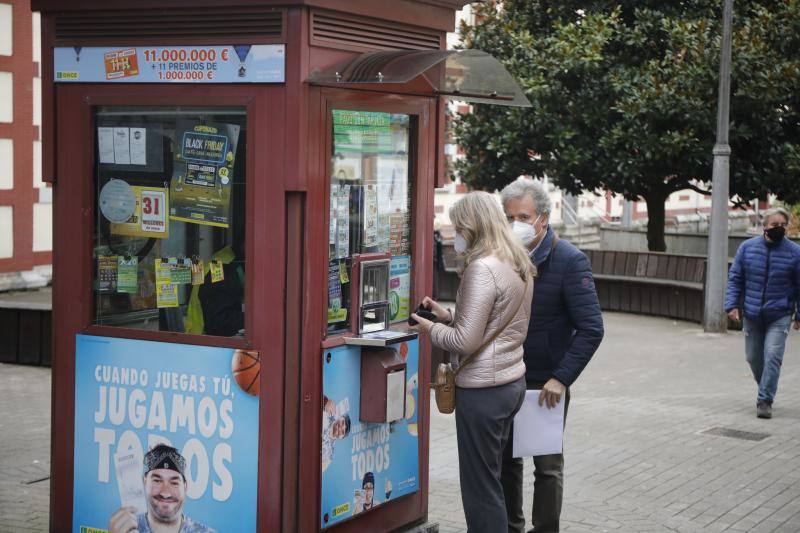 Asturias ha amanecido con una inusual imagen y lo hará al menos durante dos semanas. Este miércoles los establecimientos hosteleros y los negocios considerados como «no esenciales» no abrieron sus puertas a causa de las nuevas medidas decretadas por el Gobierno del Principado para tratar de frenar la segunda ola de la pandemia de coronavirus. Pese a que por el momento no se ha decretado un confinamiento domiciliario, el cierre de bares y negocios ha provocado que solo unas pocas personas se decidieran a pasear por las calles asturianas. 