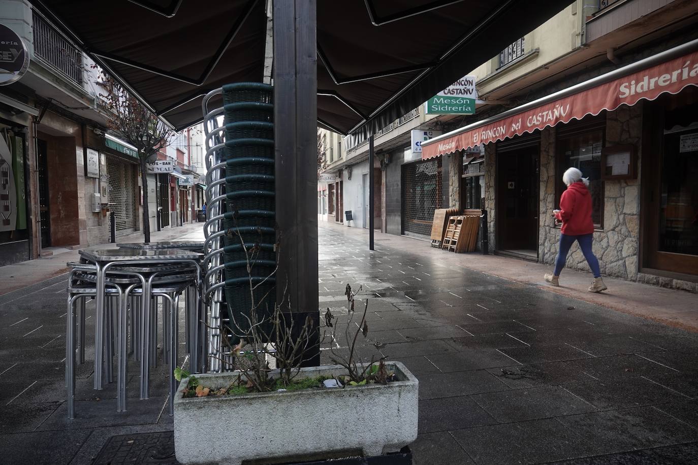 Asturias ha amanecido con una inusual imagen y lo hará al menos durante dos semanas. Este miércoles los establecimientos hosteleros y los negocios considerados como «no esenciales» no abrieron sus puertas a causa de las nuevas medidas decretadas por el Gobierno del Principado para tratar de frenar la segunda ola de la pandemia de coronavirus. Pese a que por el momento no se ha decretado un confinamiento domiciliario, el cierre de bares y negocios ha provocado que solo unas pocas personas se decidieran a pasear por las calles asturianas. 