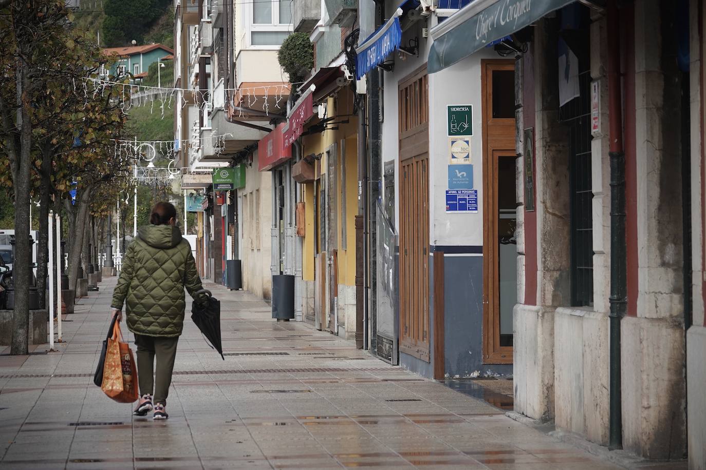 Asturias ha amanecido con una inusual imagen y lo hará al menos durante dos semanas. Este miércoles los establecimientos hosteleros y los negocios considerados como «no esenciales» no abrieron sus puertas a causa de las nuevas medidas decretadas por el Gobierno del Principado para tratar de frenar la segunda ola de la pandemia de coronavirus. Pese a que por el momento no se ha decretado un confinamiento domiciliario, el cierre de bares y negocios ha provocado que solo unas pocas personas se decidieran a pasear por las calles asturianas. 