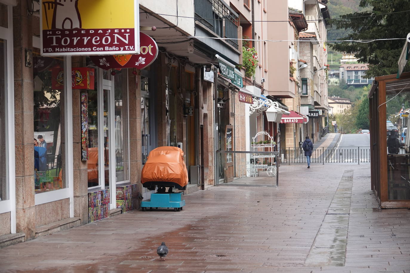 Asturias ha amanecido con una inusual imagen y lo hará al menos durante dos semanas. Este miércoles los establecimientos hosteleros y los negocios considerados como «no esenciales» no abrieron sus puertas a causa de las nuevas medidas decretadas por el Gobierno del Principado para tratar de frenar la segunda ola de la pandemia de coronavirus. Pese a que por el momento no se ha decretado un confinamiento domiciliario, el cierre de bares y negocios ha provocado que solo unas pocas personas se decidieran a pasear por las calles asturianas. 