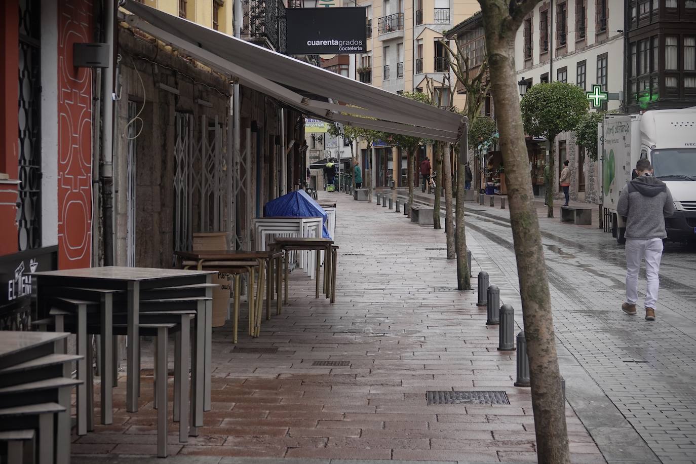 Asturias ha amanecido con una inusual imagen y lo hará al menos durante dos semanas. Este miércoles los establecimientos hosteleros y los negocios considerados como «no esenciales» no abrieron sus puertas a causa de las nuevas medidas decretadas por el Gobierno del Principado para tratar de frenar la segunda ola de la pandemia de coronavirus. Pese a que por el momento no se ha decretado un confinamiento domiciliario, el cierre de bares y negocios ha provocado que solo unas pocas personas se decidieran a pasear por las calles asturianas. 