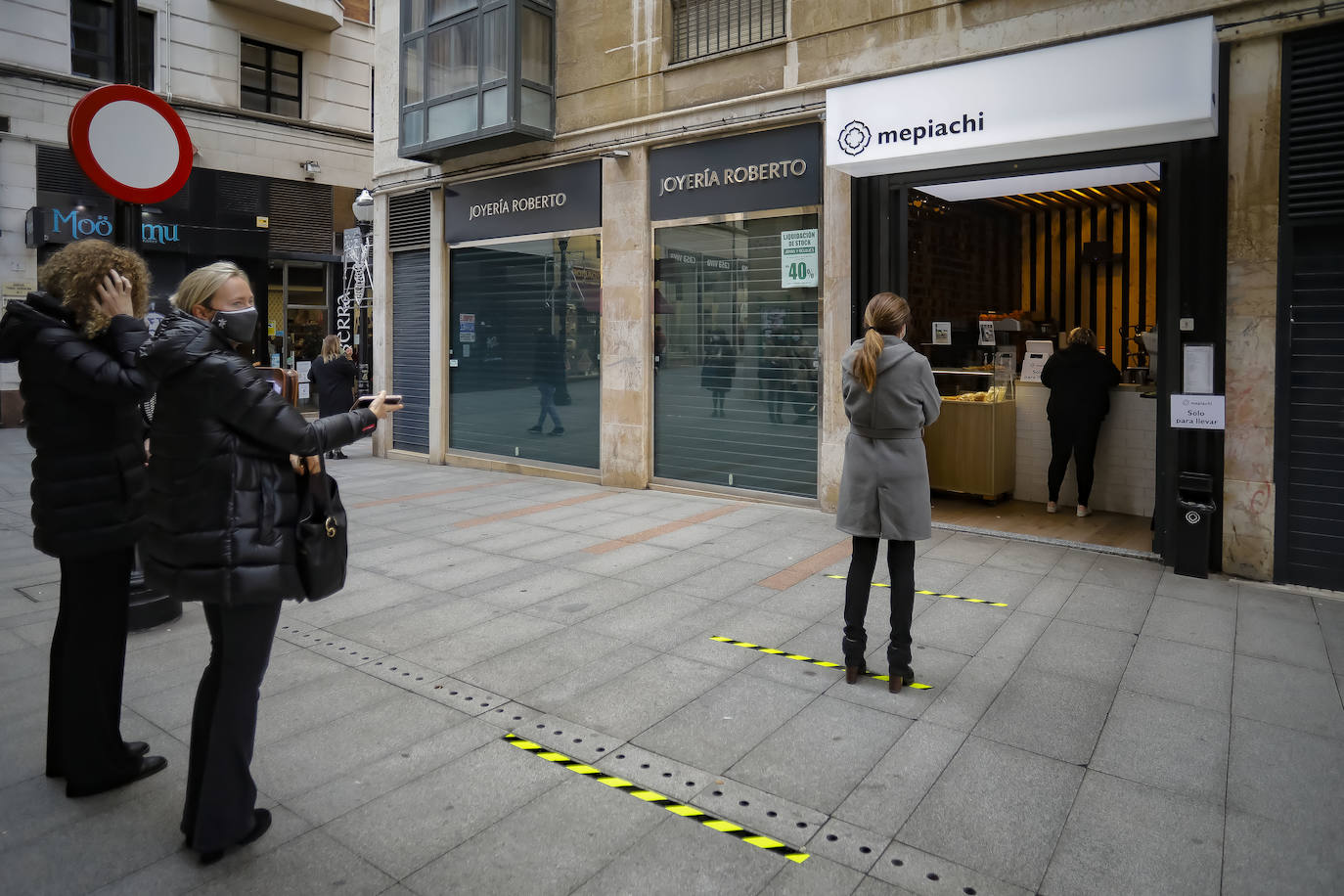 Asturias ha amanecido con una inusual imagen y lo hará al menos durante dos semanas. Este miércoles los establecimientos hosteleros y los negocios considerados como «no esenciales» no abrieron sus puertas a causa de las nuevas medidas decretadas por el Gobierno del Principado para tratar de frenar la segunda ola de la pandemia de coronavirus. Pese a que por el momento no se ha decretado un confinamiento domiciliario, el cierre de bares y negocios ha provocado que solo unas pocas personas se decidieran a pasear por las calles asturianas. 