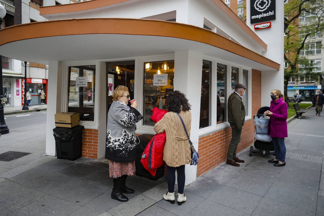 Asturias ha amanecido con una inusual imagen y lo hará al menos durante dos semanas. Este miércoles los establecimientos hosteleros y los negocios considerados como «no esenciales» no abrieron sus puertas a causa de las nuevas medidas decretadas por el Gobierno del Principado para tratar de frenar la segunda ola de la pandemia de coronavirus. Pese a que por el momento no se ha decretado un confinamiento domiciliario, el cierre de bares y negocios ha provocado que solo unas pocas personas se decidieran a pasear por las calles asturianas. 