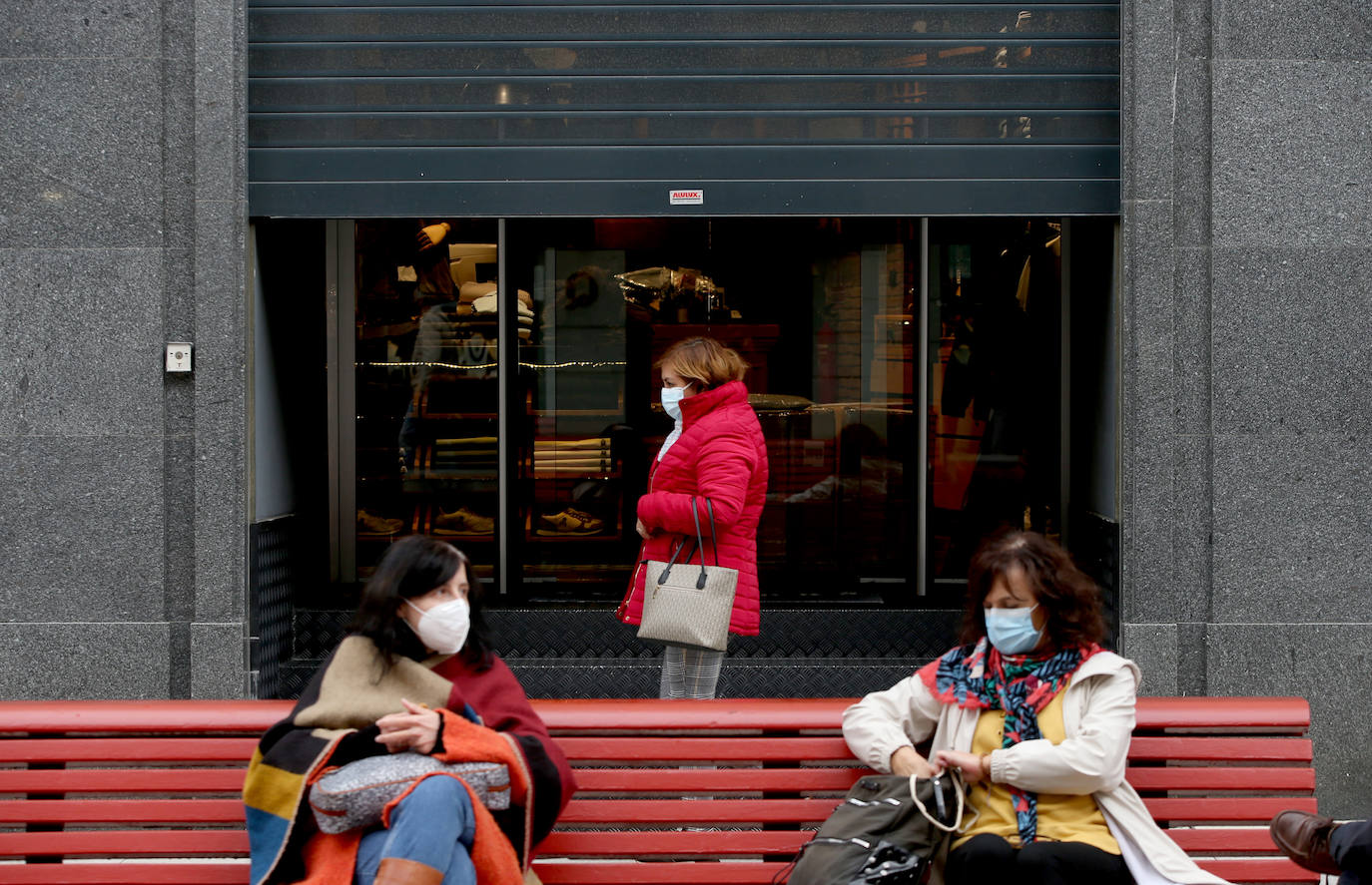 Asturias ha amanecido con una inusual imagen y lo hará al menos durante dos semanas. Este miércoles los establecimientos hosteleros y los negocios considerados como «no esenciales» no abrieron sus puertas a causa de las nuevas medidas decretadas por el Gobierno del Principado para tratar de frenar la segunda ola de la pandemia de coronavirus. Pese a que por el momento no se ha decretado un confinamiento domiciliario, el cierre de bares y negocios ha provocado que solo unas pocas personas se decidieran a pasear por las calles asturianas. 