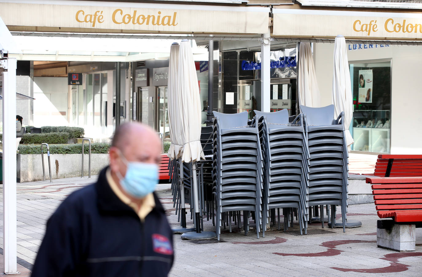 Asturias ha amanecido con una inusual imagen y lo hará al menos durante dos semanas. Este miércoles los establecimientos hosteleros y los negocios considerados como «no esenciales» no abrieron sus puertas a causa de las nuevas medidas decretadas por el Gobierno del Principado para tratar de frenar la segunda ola de la pandemia de coronavirus. Pese a que por el momento no se ha decretado un confinamiento domiciliario, el cierre de bares y negocios ha provocado que solo unas pocas personas se decidieran a pasear por las calles asturianas. 