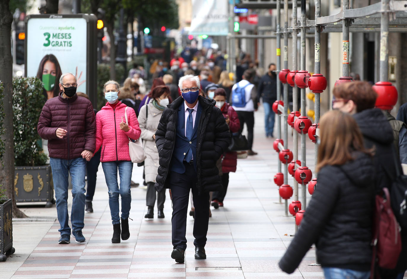 Asturias ha amanecido con una inusual imagen y lo hará al menos durante dos semanas. Este miércoles los establecimientos hosteleros y los negocios considerados como «no esenciales» no abrieron sus puertas a causa de las nuevas medidas decretadas por el Gobierno del Principado para tratar de frenar la segunda ola de la pandemia de coronavirus. Pese a que por el momento no se ha decretado un confinamiento domiciliario, el cierre de bares y negocios ha provocado que solo unas pocas personas se decidieran a pasear por las calles asturianas. 