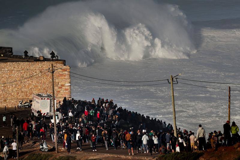 Varios millares de seguidores de los cinco continentes se han agolpado, pese a la pandemia de covid-19, en los acantilados de la costa portuguesa de Nazaré para presenciar cómo los mejores surfistas del mundo desafían a las olas gigantes. Según explica EFE, no se trata de ningún evento organizado, sino que, por las condiciones meteorológicas, es uno de los momentos del año en el que se generan en esta zona costera atlántica las olas gigantescas, ideales para la práctica del «surf extremo», por lo que un total de 22 equipos de América, África y Europa dedicieron entrenar sobre las olas.