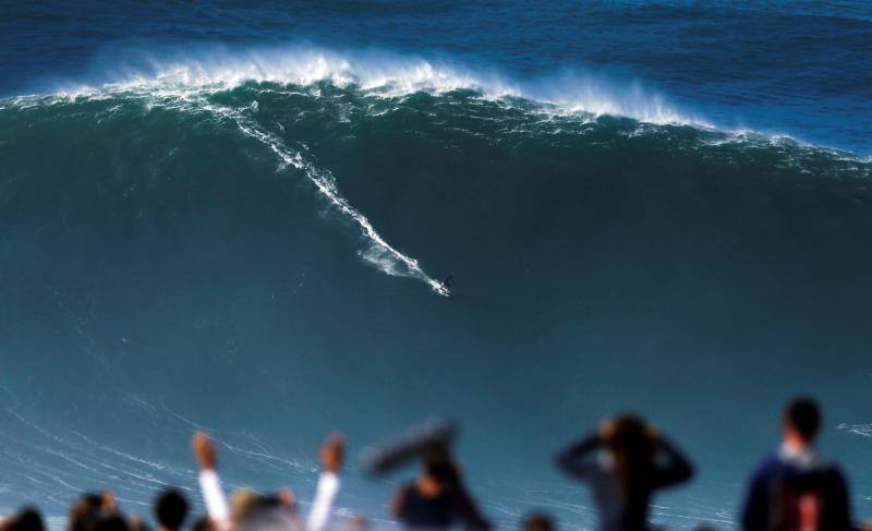 Varios millares de seguidores de los cinco continentes se han agolpado, pese a la pandemia de covid-19, en los acantilados de la costa portuguesa de Nazaré para presenciar cómo los mejores surfistas del mundo desafían a las olas gigantes. Según explica EFE, no se trata de ningún evento organizado, sino que, por las condiciones meteorológicas, es uno de los momentos del año en el que se generan en esta zona costera atlántica las olas gigantescas, ideales para la práctica del «surf extremo», por lo que un total de 22 equipos de América, África y Europa dedicieron entrenar sobre las olas.