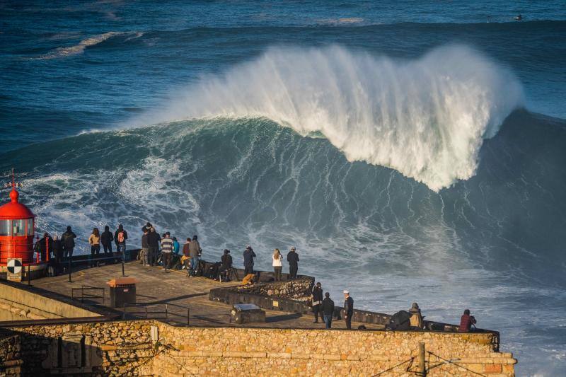 Varios millares de seguidores de los cinco continentes se han agolpado, pese a la pandemia de covid-19, en los acantilados de la costa portuguesa de Nazaré para presenciar cómo los mejores surfistas del mundo desafían a las olas gigantes. Según explica EFE, no se trata de ningún evento organizado, sino que, por las condiciones meteorológicas, es uno de los momentos del año en el que se generan en esta zona costera atlántica las olas gigantescas, ideales para la práctica del «surf extremo», por lo que un total de 22 equipos de América, África y Europa dedicieron entrenar sobre las olas.