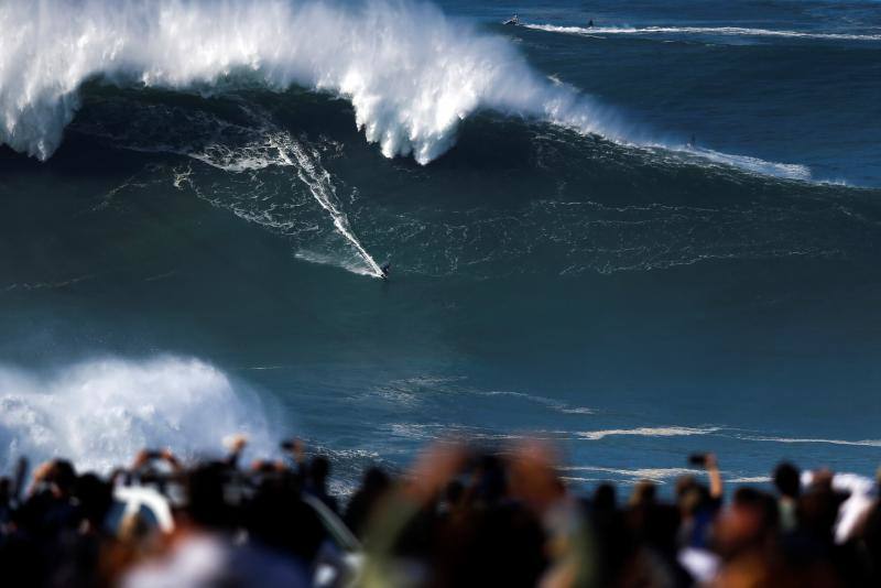 Varios millares de seguidores de los cinco continentes se han agolpado, pese a la pandemia de covid-19, en los acantilados de la costa portuguesa de Nazaré para presenciar cómo los mejores surfistas del mundo desafían a las olas gigantes. Según explica EFE, no se trata de ningún evento organizado, sino que, por las condiciones meteorológicas, es uno de los momentos del año en el que se generan en esta zona costera atlántica las olas gigantescas, ideales para la práctica del «surf extremo», por lo que un total de 22 equipos de América, África y Europa dedicieron entrenar sobre las olas.