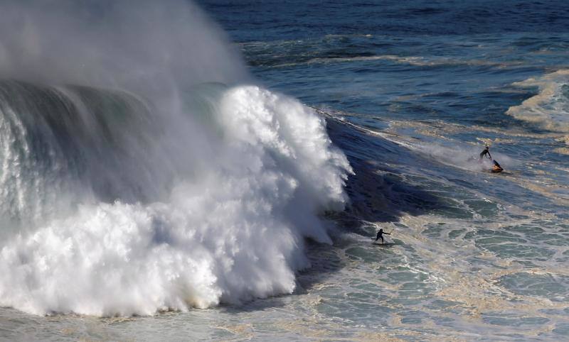 Varios millares de seguidores de los cinco continentes se han agolpado, pese a la pandemia de covid-19, en los acantilados de la costa portuguesa de Nazaré para presenciar cómo los mejores surfistas del mundo desafían a las olas gigantes. Según explica EFE, no se trata de ningún evento organizado, sino que, por las condiciones meteorológicas, es uno de los momentos del año en el que se generan en esta zona costera atlántica las olas gigantescas, ideales para la práctica del «surf extremo», por lo que un total de 22 equipos de América, África y Europa dedicieron entrenar sobre las olas.