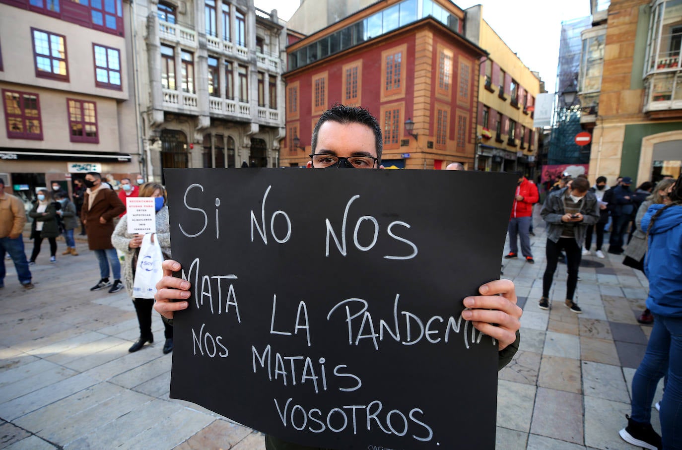 El cierre de la hostelería en la región provocó que propietarios de bares, cafeterías y restaurantes saliesen a la calle para reclamar soluciones ante unas medidas que consideran exageradas. Las concentraciones tuvieron lugar en distintos puntos de Asturias, como Oviedo, Gijón, Avilés o Mieres.