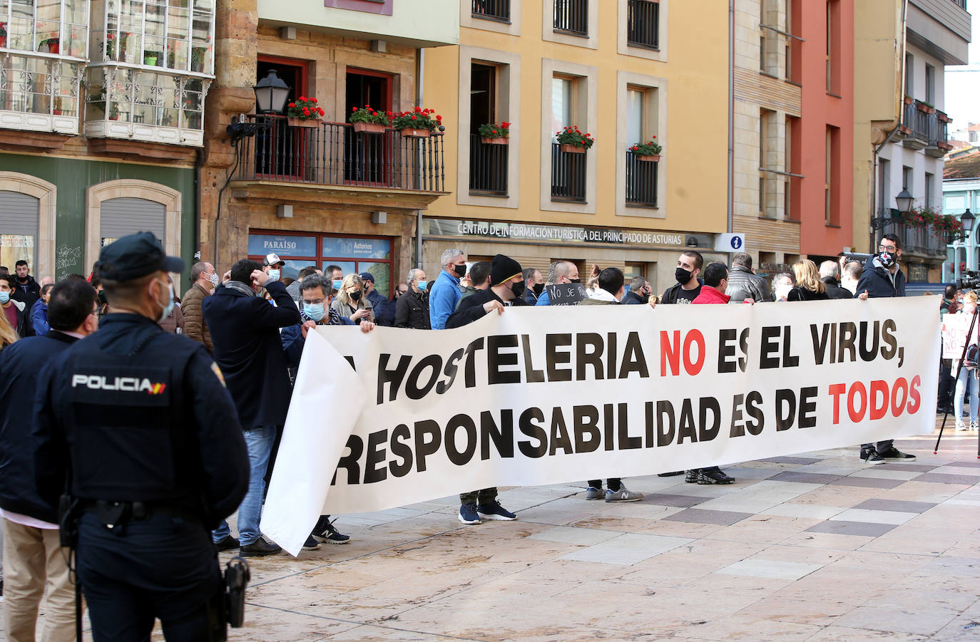 El cierre de la hostelería en la región provocó que propietarios de bares, cafeterías y restaurantes saliesen a la calle para reclamar soluciones ante unas medidas que consideran exageradas. Las concentraciones tuvieron lugar en distintos puntos de Asturias, como Oviedo, Gijón, Avilés o Mieres.