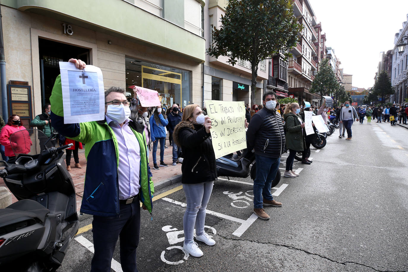 El cierre de la hostelería en la región provocó que propietarios de bares, cafeterías y restaurantes saliesen a la calle para reclamar soluciones ante unas medidas que consideran exageradas. Las concentraciones tuvieron lugar en distintos puntos de Asturias, como Oviedo, Gijón, Avilés o Mieres.