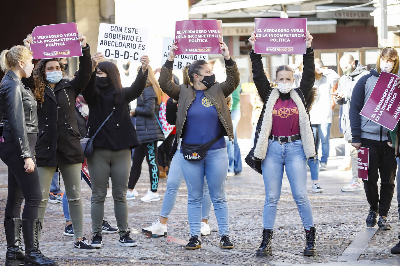 El cierre de la hostelería en la región provocó que propietarios de bares, cafeterías y restaurantes saliesen a la calle para reclamar soluciones ante unas medidas que consideran exageradas. Las concentraciones tuvieron lugar en distintos puntos de Asturias, como Oviedo, Gijón, Avilés o Mieres.