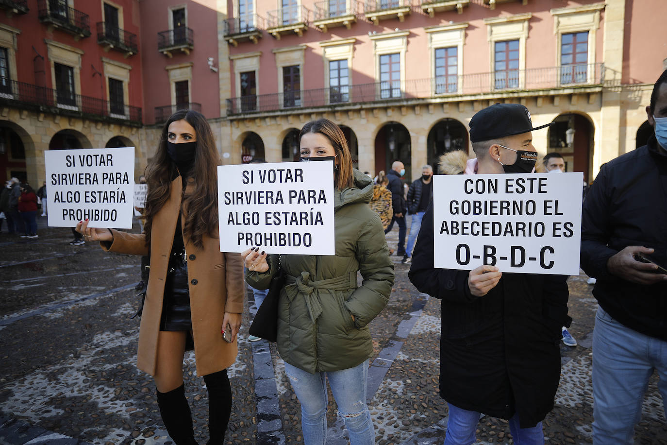 El cierre de la hostelería en la región provocó que propietarios de bares, cafeterías y restaurantes saliesen a la calle para reclamar soluciones ante unas medidas que consideran exageradas. Las concentraciones tuvieron lugar en distintos puntos de Asturias, como Oviedo, Gijón, Avilés o Mieres.