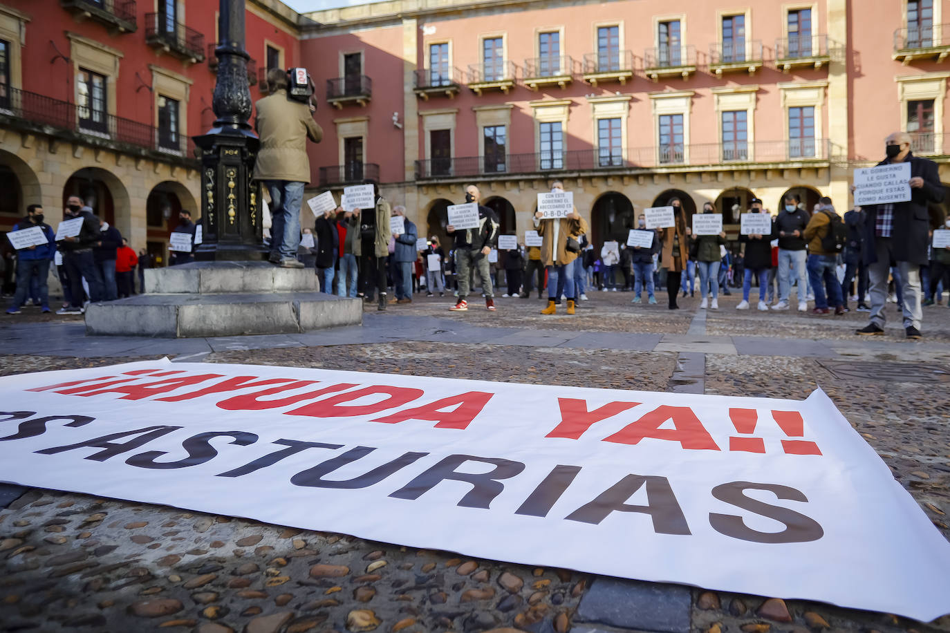 El cierre de la hostelería en la región provocó que propietarios de bares, cafeterías y restaurantes saliesen a la calle para reclamar soluciones ante unas medidas que consideran exageradas. Las concentraciones tuvieron lugar en distintos puntos de Asturias, como Oviedo, Gijón, Avilés o Mieres.