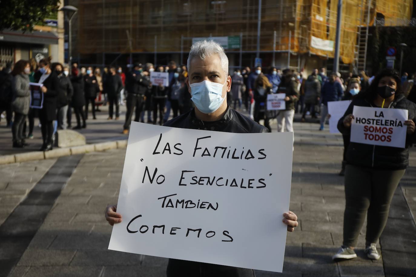 El cierre de la hostelería en la región provocó que propietarios de bares, cafeterías y restaurantes saliesen a la calle para reclamar soluciones ante unas medidas que consideran exageradas. Las concentraciones tuvieron lugar en distintos puntos de Asturias, como Oviedo, Gijón, Avilés o Mieres.